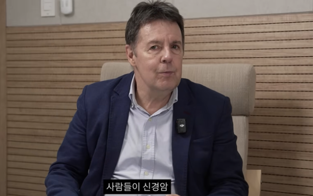 '<b>로버트 할리 희귀암</b> 투병' 신경암 투병 고백, 눈마저 감겼던... 