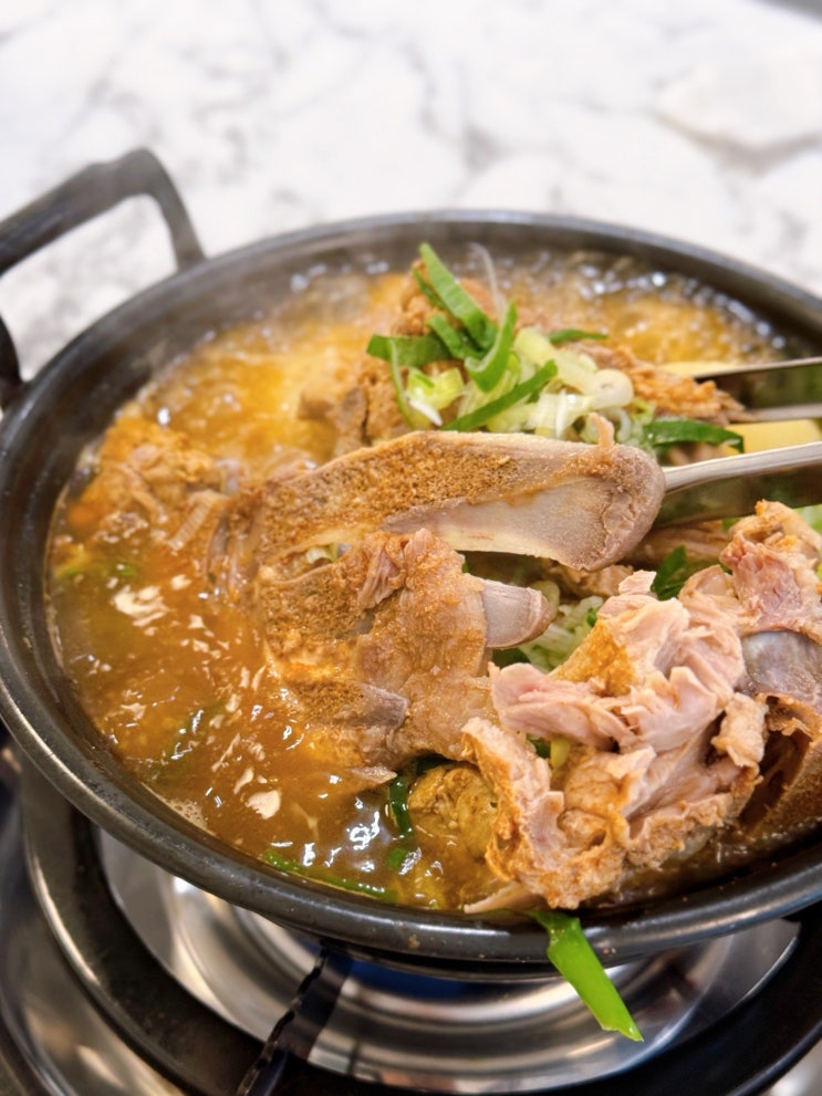  가산맛집 직장인 점심메뉴 추천 푸짐하고 따뜻한 추억까지 녹아든 감자탕 한그릇