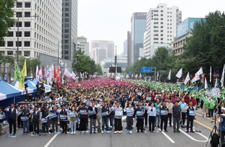 [속보] 민주노총, <b>최저임금</b> 대폭 <b>인상 촉구</b>하며 도심 집회!  민생... 