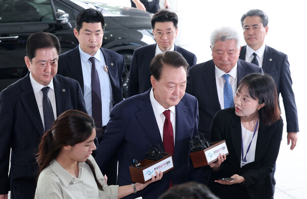 윤, <b>특검 조사</b> 생트집 잡아 <b>거부</b>…체포영장 재청구 되나