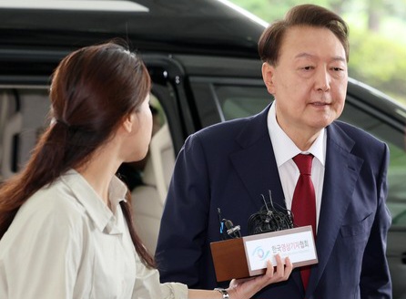 <b>내란특검 출석</b> 尹, '포토라인 스루' 기자들 질문에도 묵묵부답