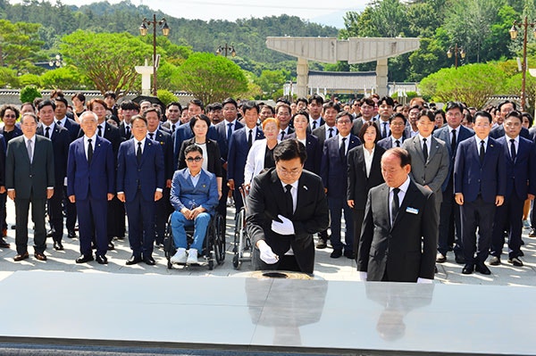 <b>박찬대</b> 더불어민주당 당 대표... 오기전에 <b>검찰개혁</b> 4법”... 