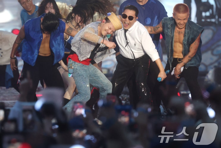 왔다" <b>지드래곤</b>, 12년 만에 '<b>싸이 흠뻑쇼</b>' 깜짝 <b>출격</b> 로제 이어... 