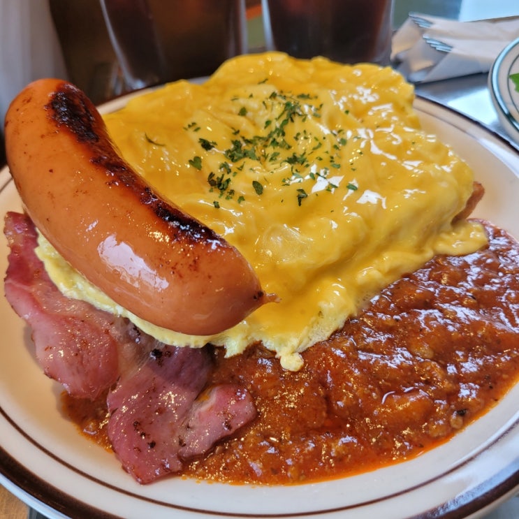  홍대입구역맛집:[카페 덴앤데어]후기/ 미트소스 스크램블토스트 맛있어요!