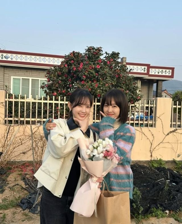 <b>박보영</b>, 끝없는 <b>미담</b>… 쌍둥이 대역에 명품 선물→간이의자... 