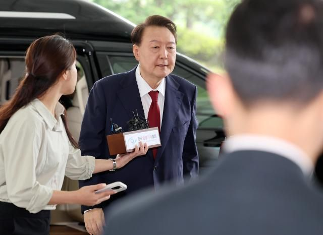  尹, 말없이 검찰청사 입장…피의자 신분 특검 조사 시작