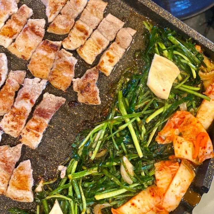  연남동 고기집 부추 삼겹살이 맛있는 야장 분위기의 삼겹살집, 부추긴돼지