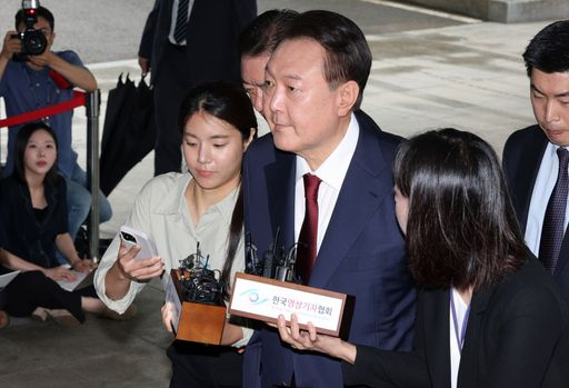  내란특검 “尹, 조사자 교체 요구하며 조사실 입실 거부중”