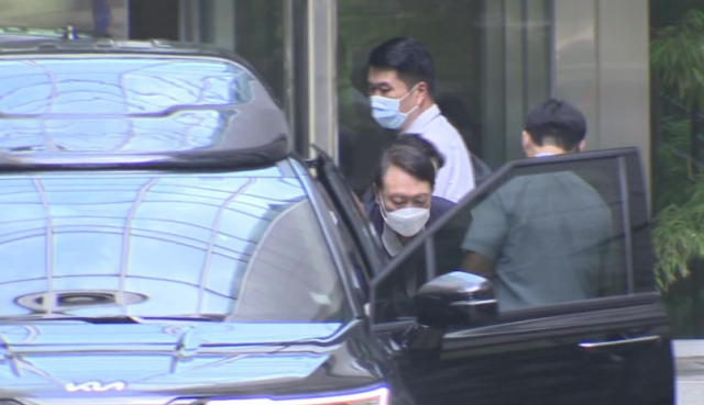  김건희, 尹 동행한 채 휠체어 타고 퇴원..."소환 응할 것"