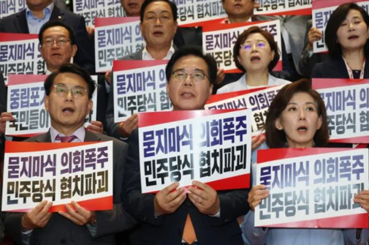 없다”…사면초가에 빠진 <b>국민의힘</b>, ‘무기력 야당’ 현실화