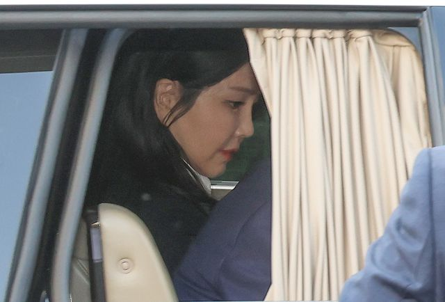  김건희 여사, 휠체어 타고 퇴원…입원 11일만
