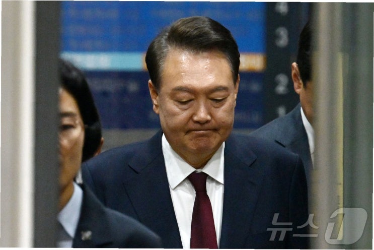 침묵하는 <b>윤석열</b>, 사과 없는 모습에 엇갈리는 시선: <b>2차 조사</b>와... 