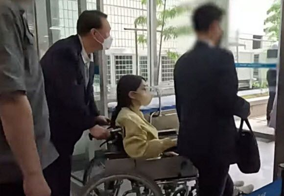  “왜 휠체어를?” 퇴원한 김건희에…“우울증과 관련 있나”