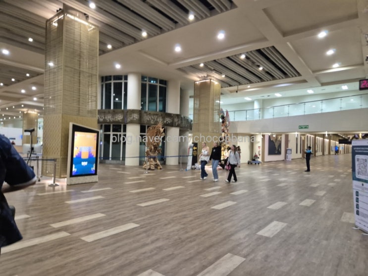  발리 밤도착 공항 풍경 응우라라이 국제공항 인도네시아 여행 국내선 환승전 인근에서 1박 하기