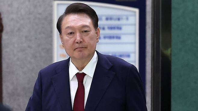 윤석열 전 <b>대통령</b>, <b>내란</b> 특검 <b>2차 소환</b> 임박…체포 방해·비화폰... 