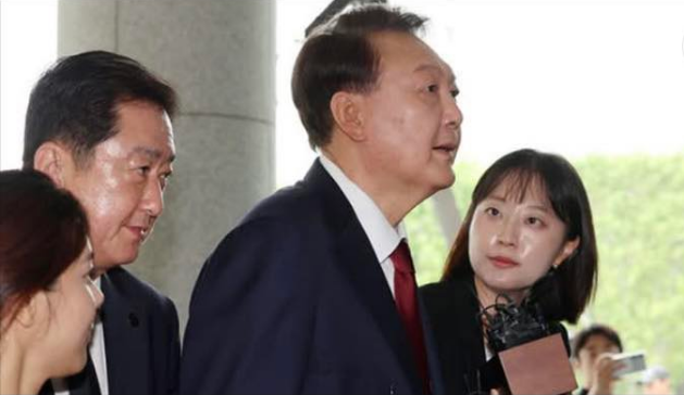 [깡문칼럼] 보수를 무너뜨린 자들, 침묵한 자들의 죄는 더 무겁다