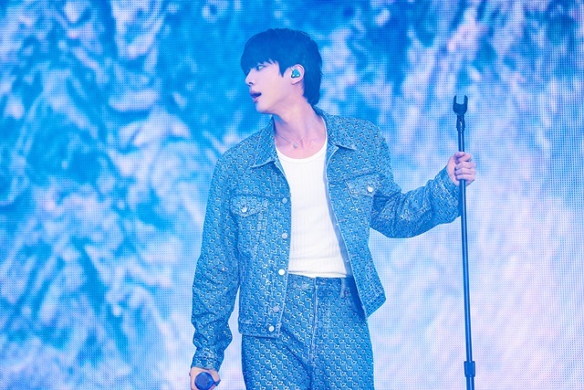 BTS <b>진</b>, 첫 솔로 <b>팬콘</b> ‘달려라 석진 투어’ 성공적 포문 열다
