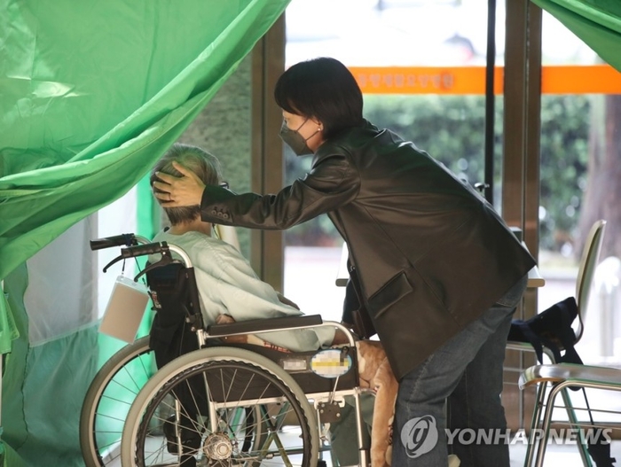 “어르신 상담 집중 못하고 스마트폰만 만지작”...복지사·보호사 불만 폭발 이유는 “어르신 상담 집중 못하고 스마트폰만 만지작”...복지사·보호사 불만 폭발 이유는