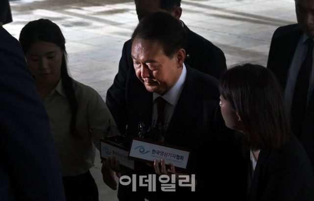  尹 내란 특검 첫 소환 '체포 지연' 혐의 수사 난항…2차 조사는