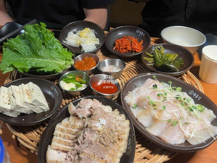 논현술집 대동집에서 고추튀김과 홍어삼합