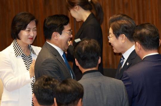 더불어민주당 차기 <b>당대표 경선</b>, <b>정청래</b> vs 박찬대…명심은... 