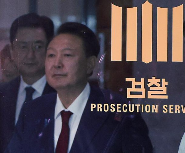 [속보] <b>윤석열</b> 전 대통령, 경찰 신문 <b>거부</b> 논란… 특검 <b>수사</b>에... 