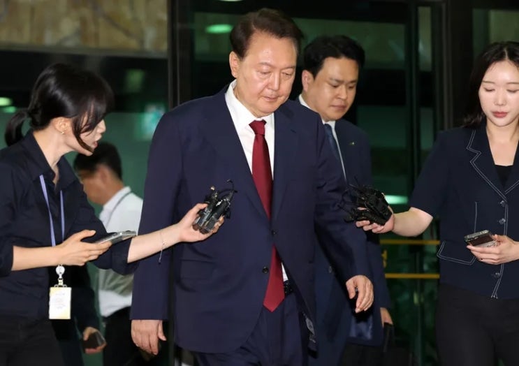 윤석열 전 <b>대통령</b>, <b>내란 특검</b> 15시간 <b>조사</b> 후 귀가…<b>조사</b> 거부... 