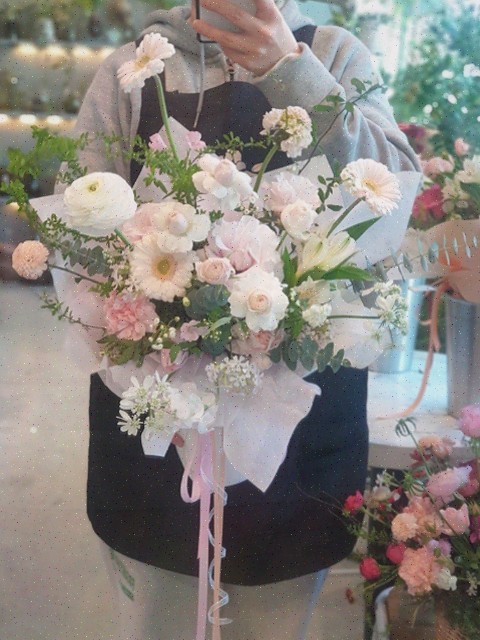  수변꽃집, 양산꽃다발로 친구의 개업을 축하했어요!