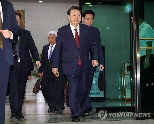 <b>윤석열</b> 전 대통령, <b>내란</b> 특검 <b>조사</b> 15시간…체포 저지 <b>혐의</b>... 