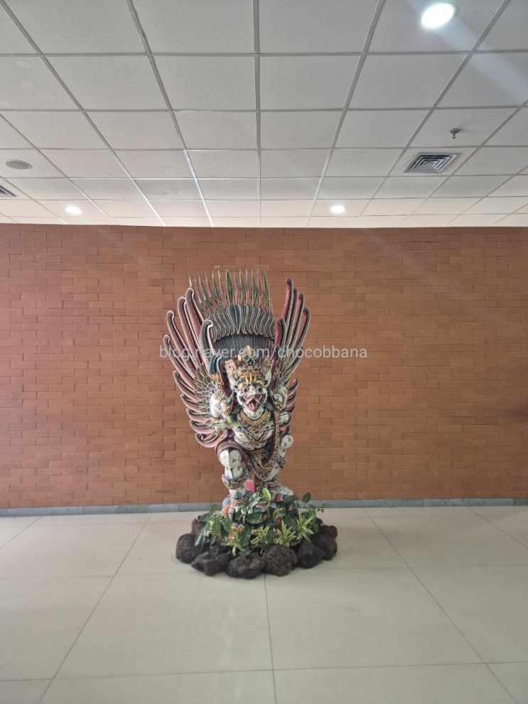  발리공항 인도네시아 국내선 라부안바조행 공항 풍경 음식점 카페 기념품