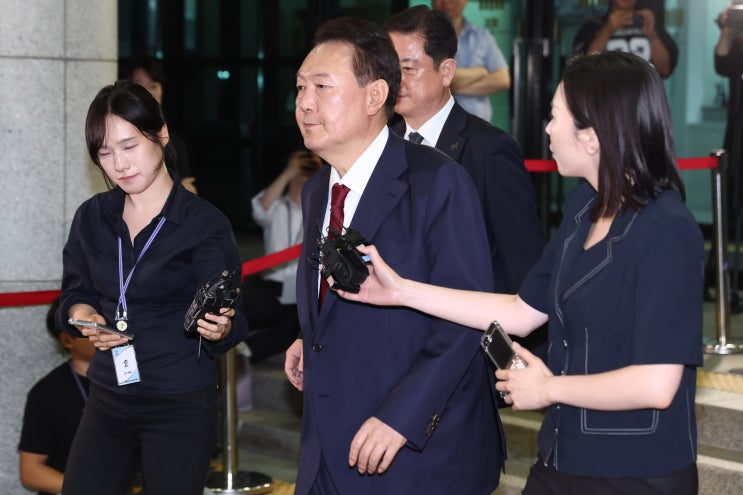 <b>윤석열</b> 첫 <b>특검 조사</b> 불과 5시간…"법꾸라지 구속이 답"
