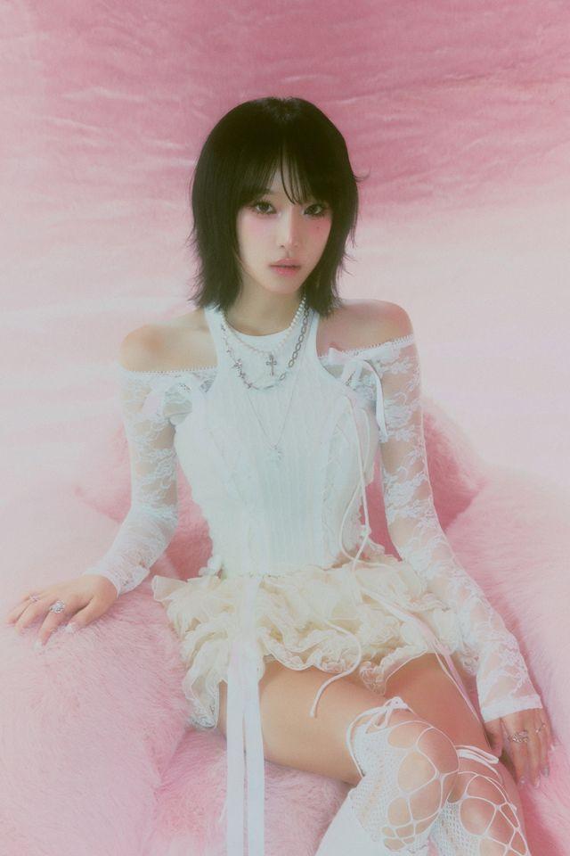 <b>최예나</b>, 진 팬콘서트 게스트 출연 “아미 앞 <b>무대</b> 영광…7월 말... 
