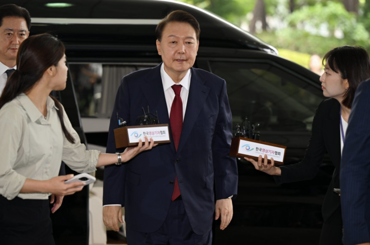 <b>윤석열</b> 전 대통령, <b>내란 특검</b> 15시간 조사 후 귀가! 실제... 