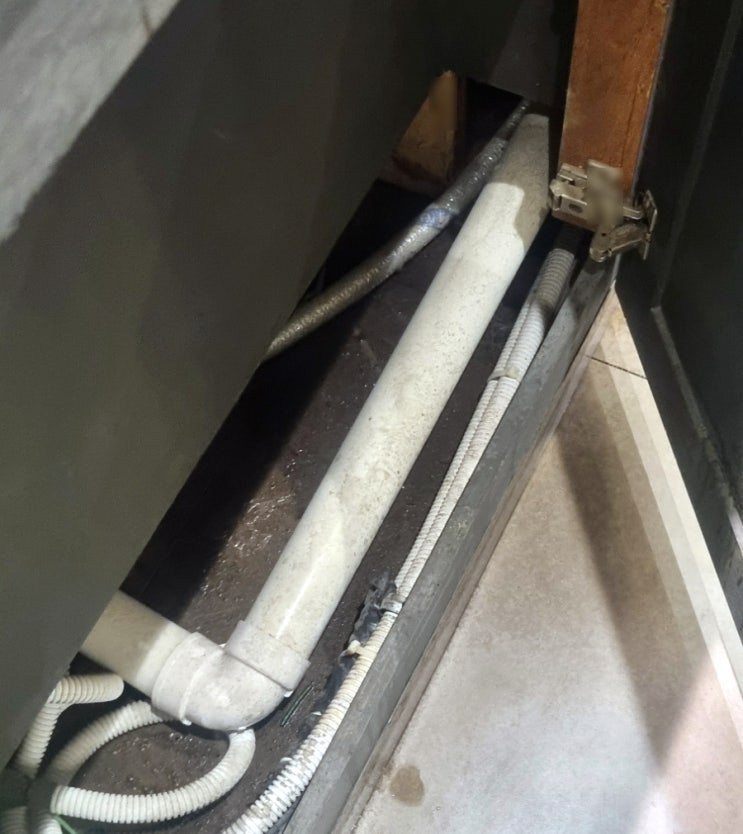 커피숍 배관 역류 머신기 기기 물 안 빠지고 물 새고 아래쪽 배수관 막혔을 때 업체 불러서 뚫는 방법
