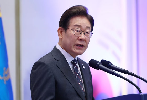 입 열었다…이<b>대통령</b>, ‘타운홀 형식’ <b>첫 기자회견</b> 전격 발표!
