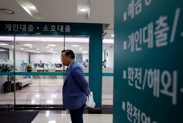 은행권, 비대면 대출 전면 중단…규제 반영 전산 작업