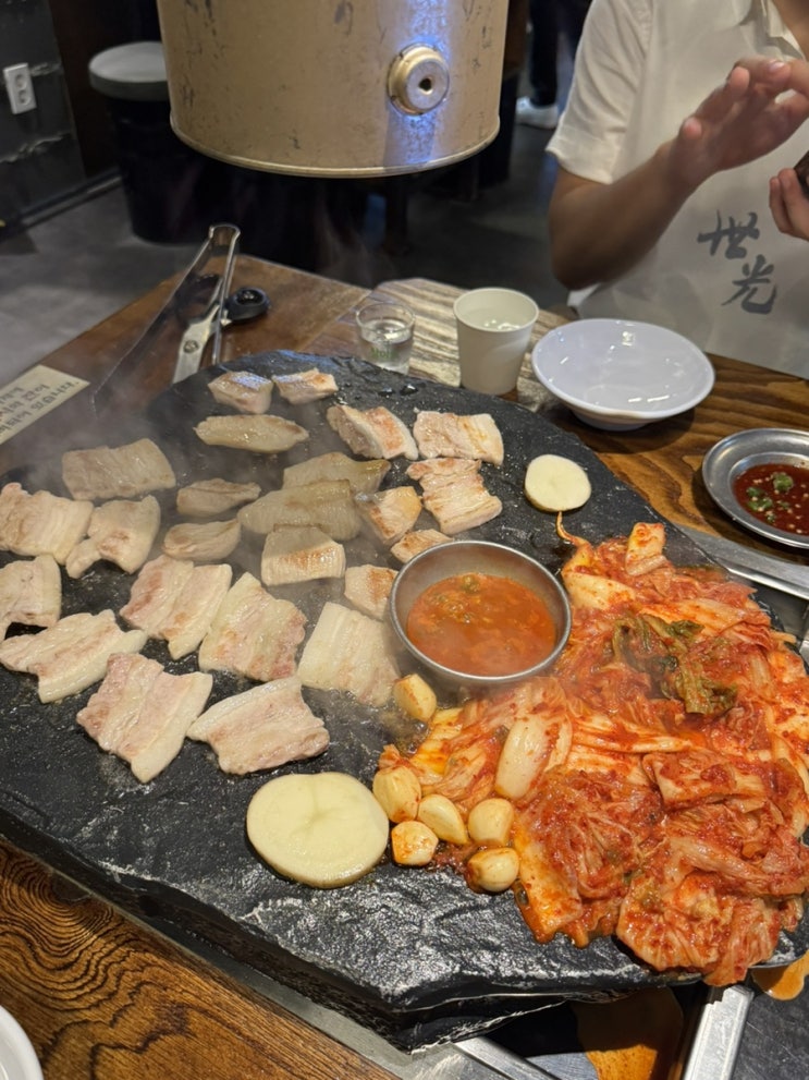  서면고기집, 서면맛집 [석암생소금구이] "구석기시대 사람들은 좋겠다 돌판에 고기 많이 구워 먹어서"