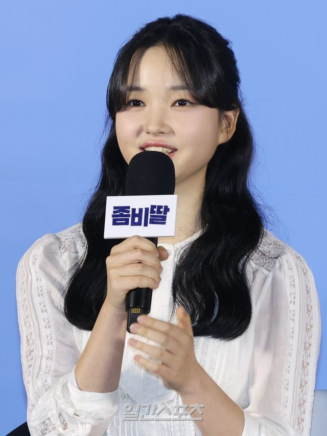 “현장에서 가장 어른”…김태리 아역 최유리, 조정석 ‘좀비딸’ 됐다