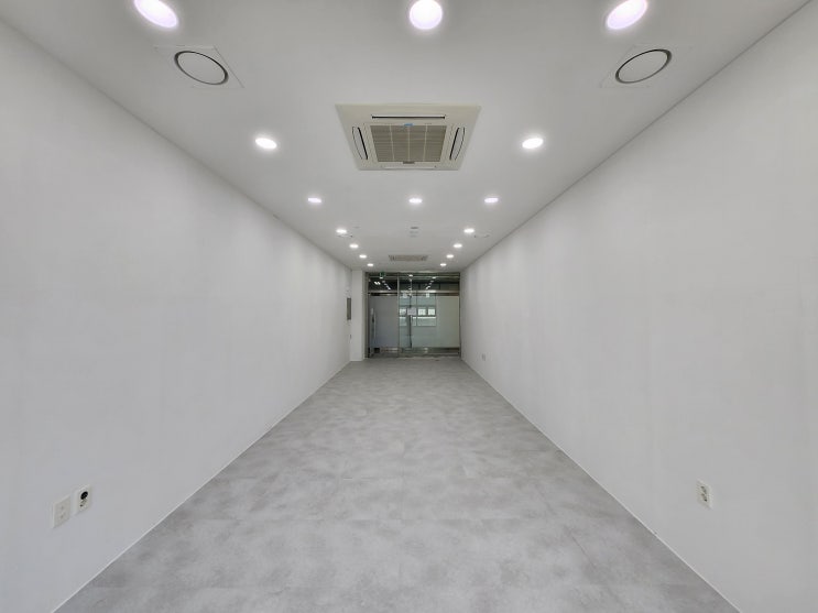  마곡역 5번 출구 개방감 뛰어난 구조와 화이트톤 인테리어가 돋보이는 마곡 실속 상가 월세 임대 무권리 점포
