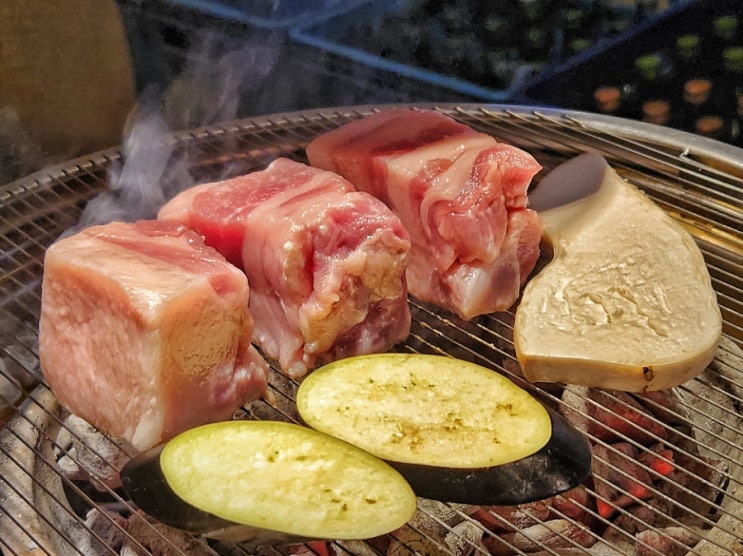 [종로3가역 맛집] 익선정육, 비장참숯과 깍둑삼겹 & 항정살의 시너지가 좋은 익선동 삼겹살 맛집 (종로3가 야장, 익선동 구워주는 고기집, 종로 야외 맛집)