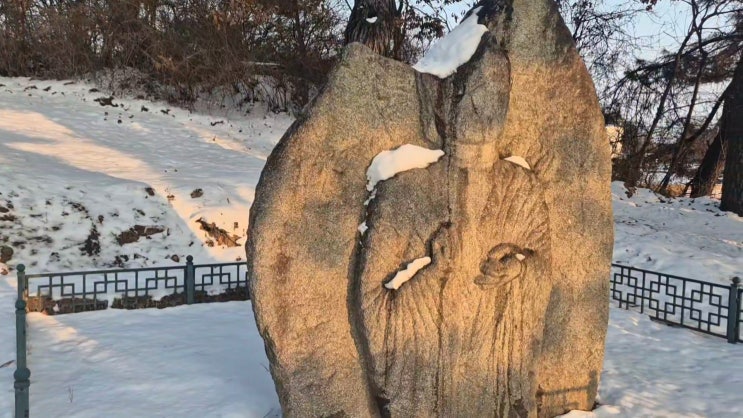  벼락 맞은 부처님과 나비가 춤추던 마을 – 연동 송용리 마애여래입상