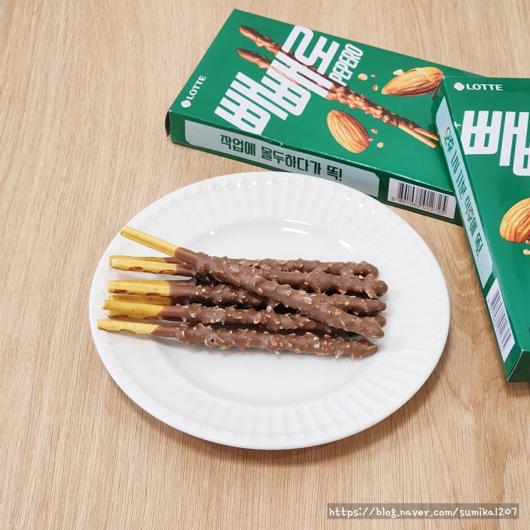 편의점 롯데 과자 아몬드 빼빼로 칼로리 영양성분 편의점 롯데 과자 아몬드 빼빼로 칼로리 영양성분