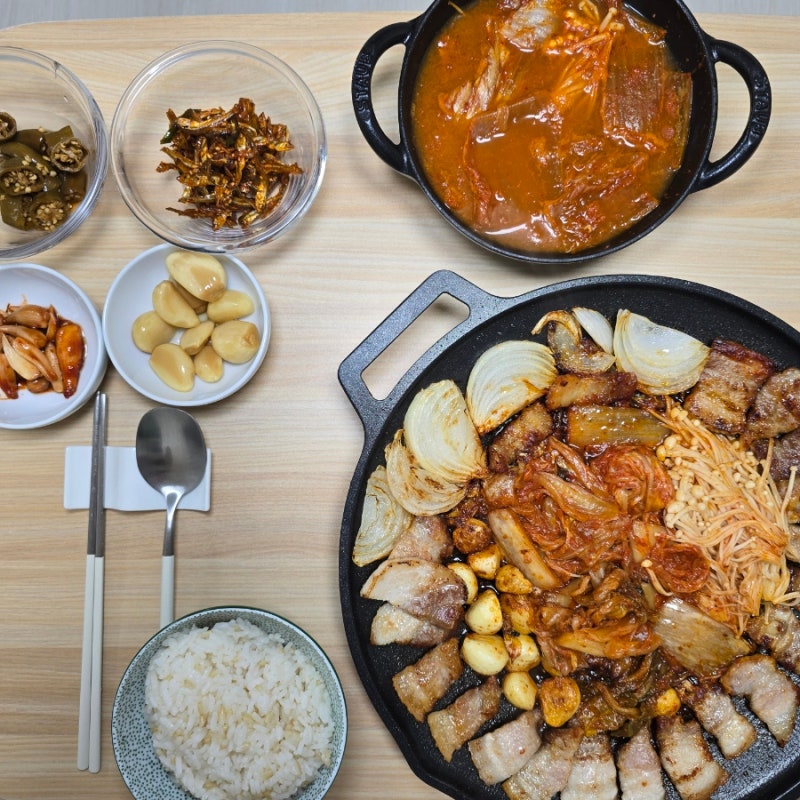 육라운드 한돈생삼겹살로 홈파티 육질이 부드럽고 풍미가 좋은 생삼겹살과 김치 볶음