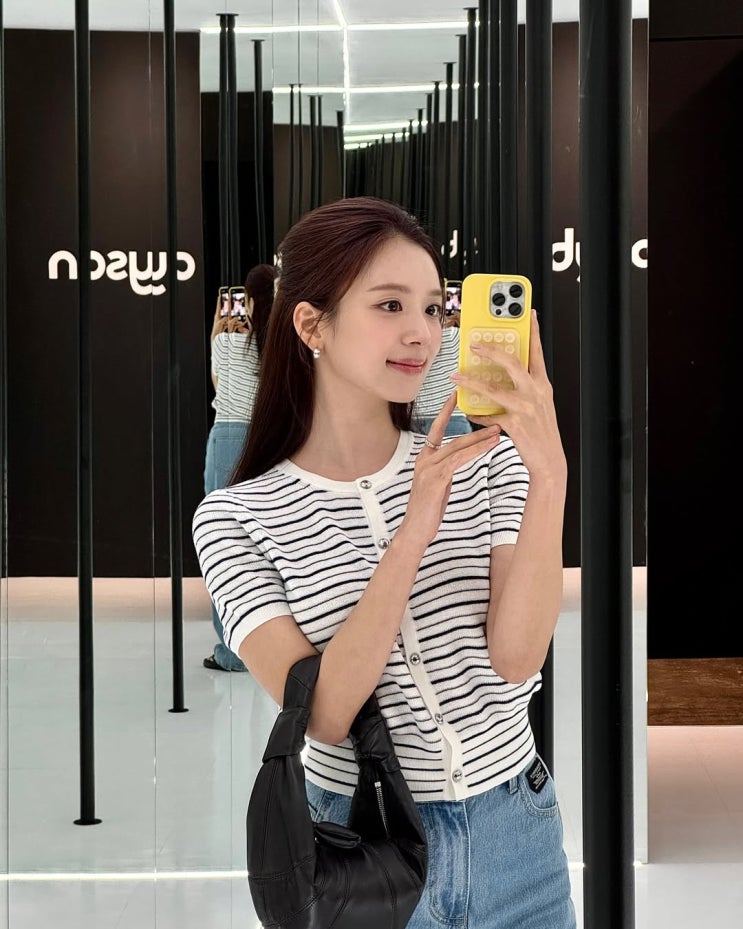  깔끔한 단가라 패턴의 여름 반팔 가디건으로 데일리룩을 완성한 김지영의 러블리한 코디 알아보기