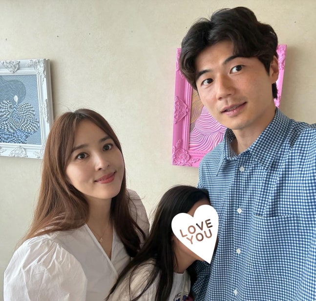 <b>기성용</b>한혜진, 12번째 <b>결혼</b>기념일 "훈훈한 가족 사진 공개
