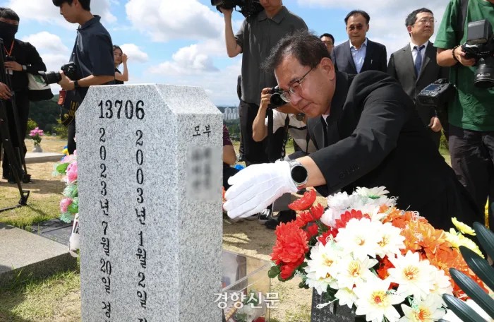 철저히 수사해야 /  <b>채상병</b> 묘소 참배한 ‘순직해병 <b>특검</b>’