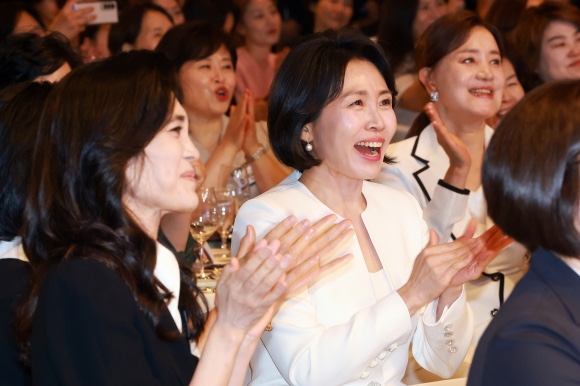 <b>김혜경 여사</b>도 남편 따라 바쁘네…<b>여성 기업</b>인 만나 “위기... 