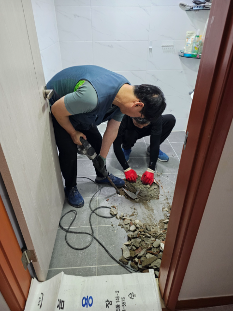  부산 동구 누수탐지 업체, 정밀 진단으로 아파트 화장실 천장 물 샘 방수공사로 해결