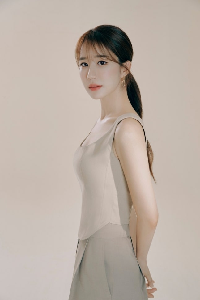 배우 <b>유인나</b>, <b>초록뱀엔터</b>테인먼트와 <b>전속계약</b> 체결…연기·예능... 