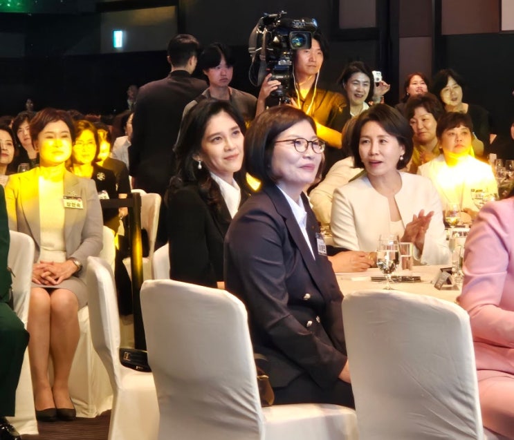 폭발”…<b>김혜경 여사</b>와 첫 만남, <b>여성</b>기업주간 ‘정치와 재계’... 